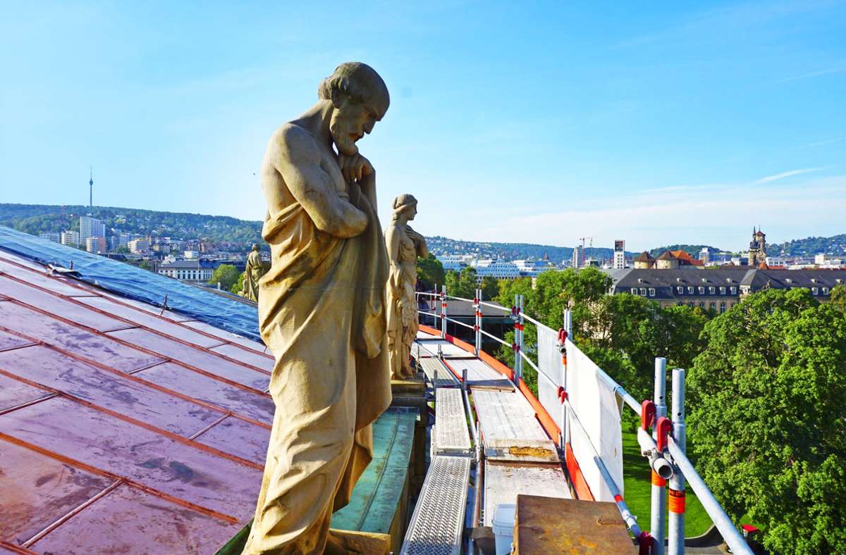 Die Skulpturen auf dem Dach sind schon seit Anfang September wieder komplett. Foto: Staatstheater Stuttgart