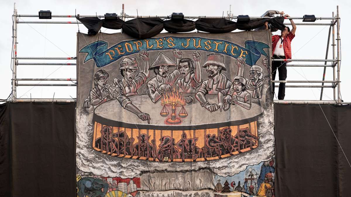 „People’s Justice“ bei documenta: Umstrittenes Banner  abgebaut –  Rufe nach Aufarbeitung