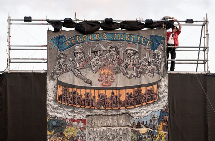 „People’s Justice“ bei documenta: Umstrittenes Banner  abgebaut –  Rufe nach Aufarbeitung