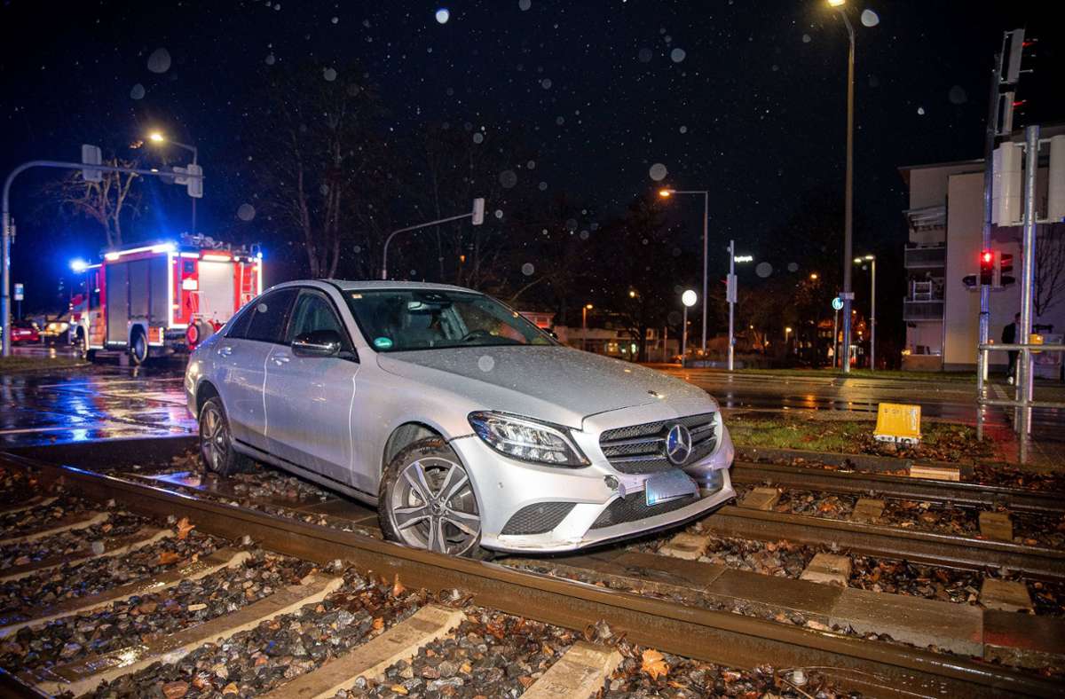 Unfall in Stuttgart-Weilimdorf: Pkw landet im Stadtbahngleis