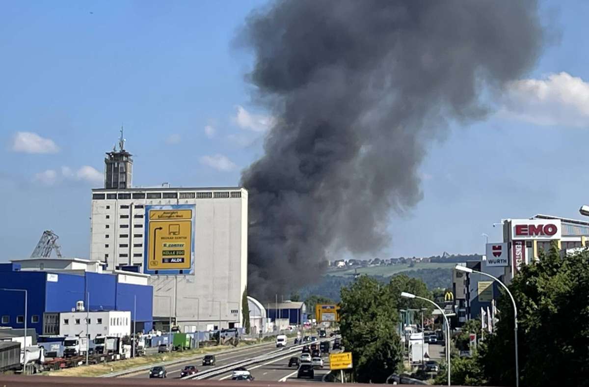 Feuer in Stuttgart-Hedelfingen: Restmüll in einer Recyclingfirma brennt