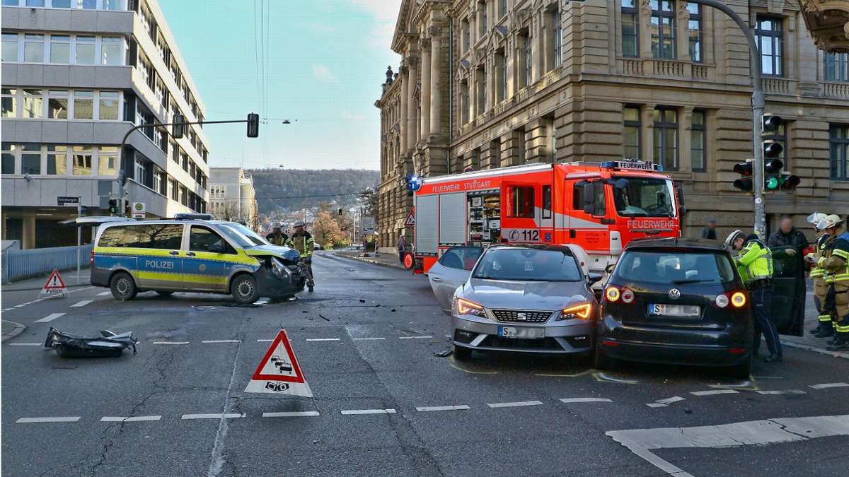 Zusammenstoß in Stuttgart: Vier Verletzte bei Unfall mit Streifenwagen im Einsatz