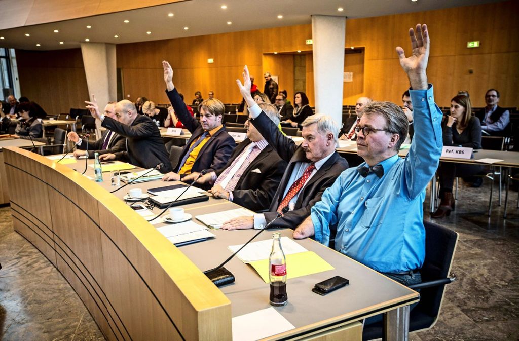 Stuttgart Ex-Fraktionschef Bernd Klingler tritt aus Partei aus und bildet mit Ex-AfD-Stadrat Fiechtner eine neue Gruppe im Rat: AfD in Stuttgart