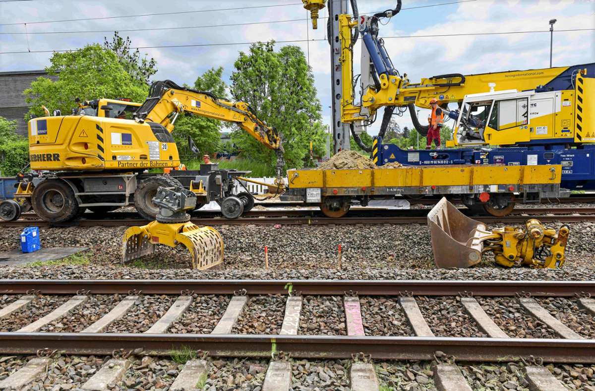 Gesperrte Bahnstrecke in Stuttgart: Mit schwerem Gerät im Kampf gegen die Uhr