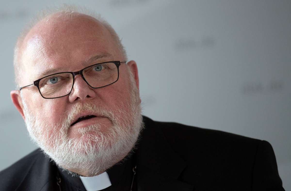 Oktober 2010: Reinhard Marx äußert sich bei einer Pressekonferenz zu aktuellen Fragen zur katholischen Kirche.