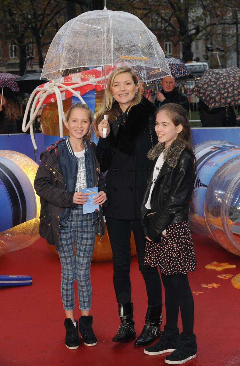 Ein Bild aus dem Jahr 2014: Kate Moss besucht mit Lila Grace (links) und einer Freundin die Filmpremiere von „Paddington“.