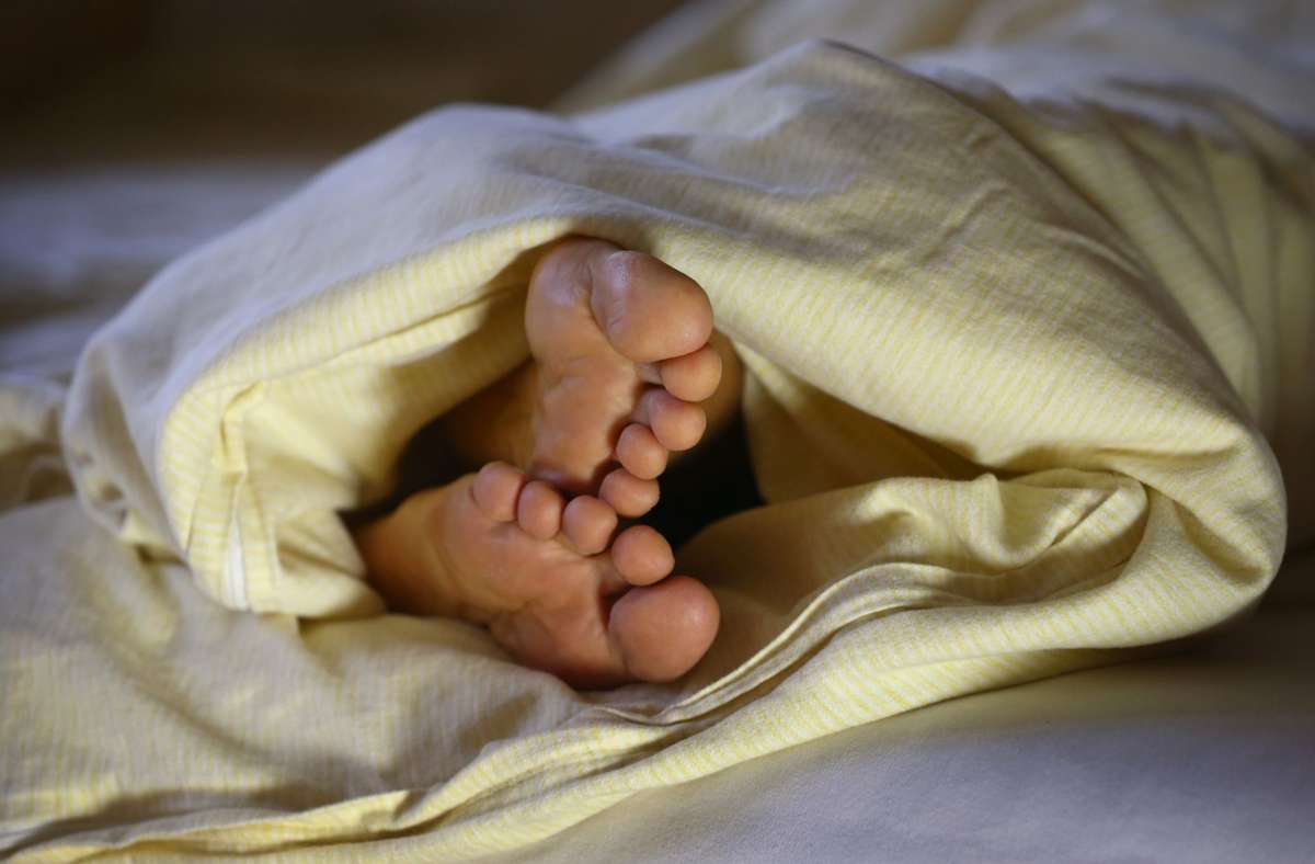 Untersuchung zum Schlafen: Das Bett teilende Paare schlafen laut Studie besser