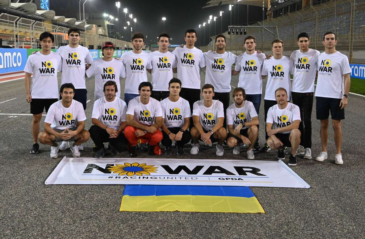 Vor den Testfahrten in Bahrain: „No War“: Formel-1-Piloten setzen Zeichen für Ukraine