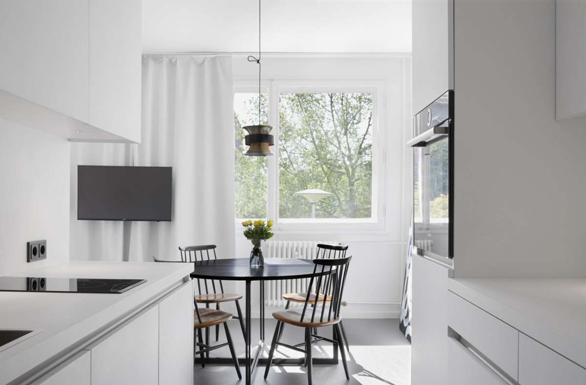 Noch ein Apartment, für das Fabian Freytag eine Auszeichnung „Best of Interior“ erhalten hat. Konsequente Schwarz-Weiß-Optik, Einbauten für Stauraum und zierliches Möbel – und schon wirkt auch ein kleiner Raum luftig.