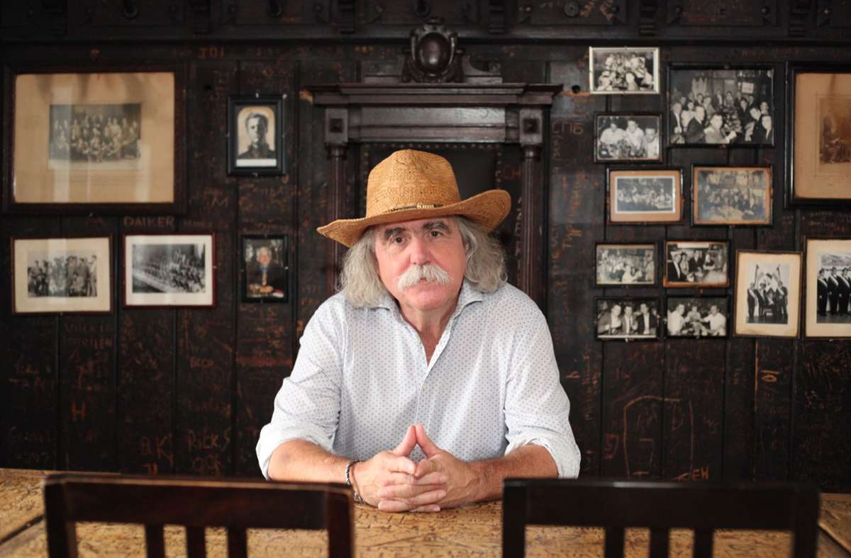 Twain-Darsteller Klaus Mombrei im badischen Traditionsgasthaus „Zum Roten Ochsen“, das Mark Twain ebenfalls kannte.