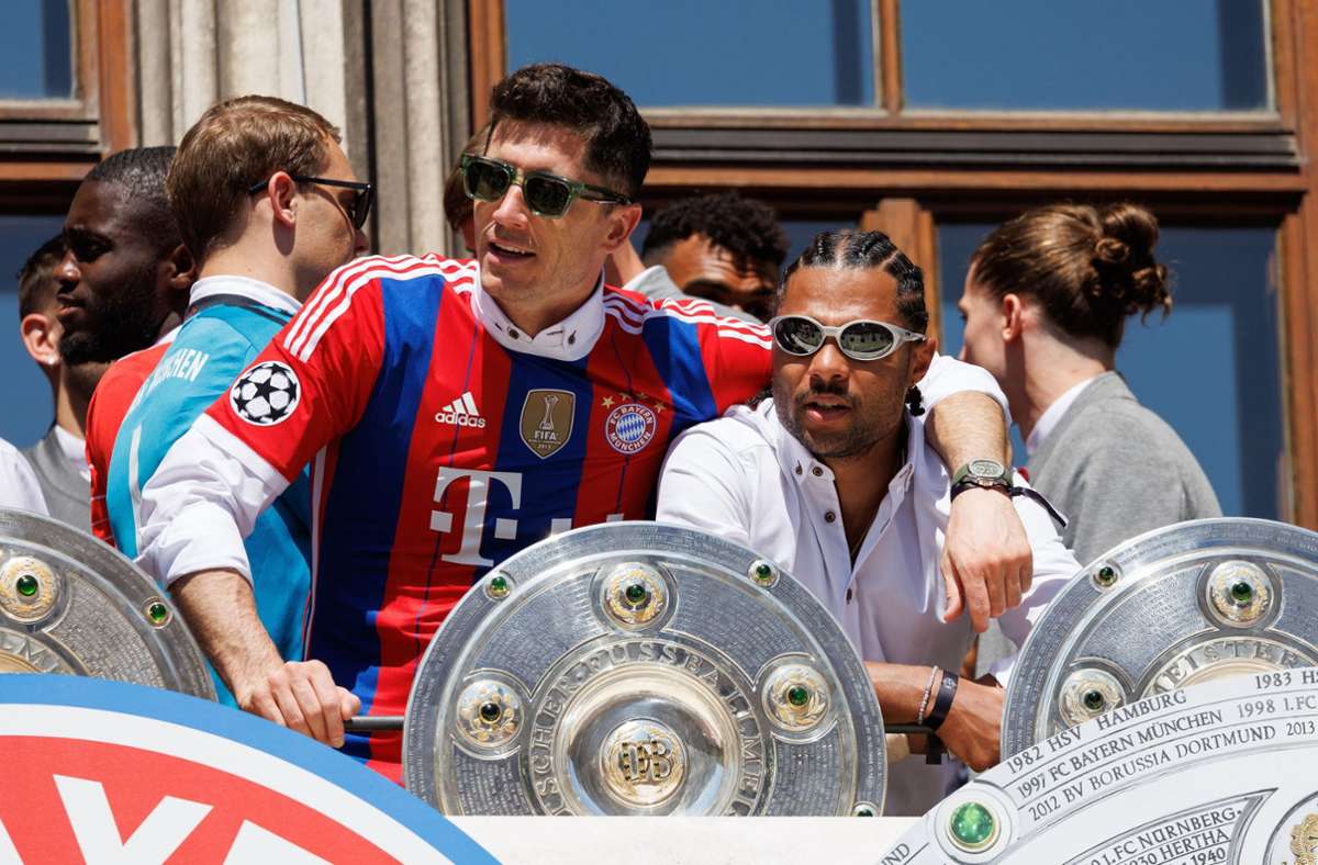 Platz 10: Serge Gnabry (re./FC Bayern München): Von 65 auf 60 Millionen Euro