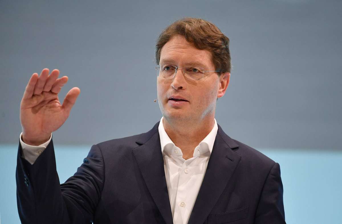 Der Schwede Ola Källenius ist seit Mai 2019 Daimlers Vorstandsvorsitzender. Zuvor war der 51-Jährige bereits Vorstand für Konzernforschung gewesen. Er ist zudem Vorstandschef der Konzerntochter und Pkw-Sparte Mercedes-Benz AG. Sein Gehalt lag 2020 bei 5,9 Millionen Euro.