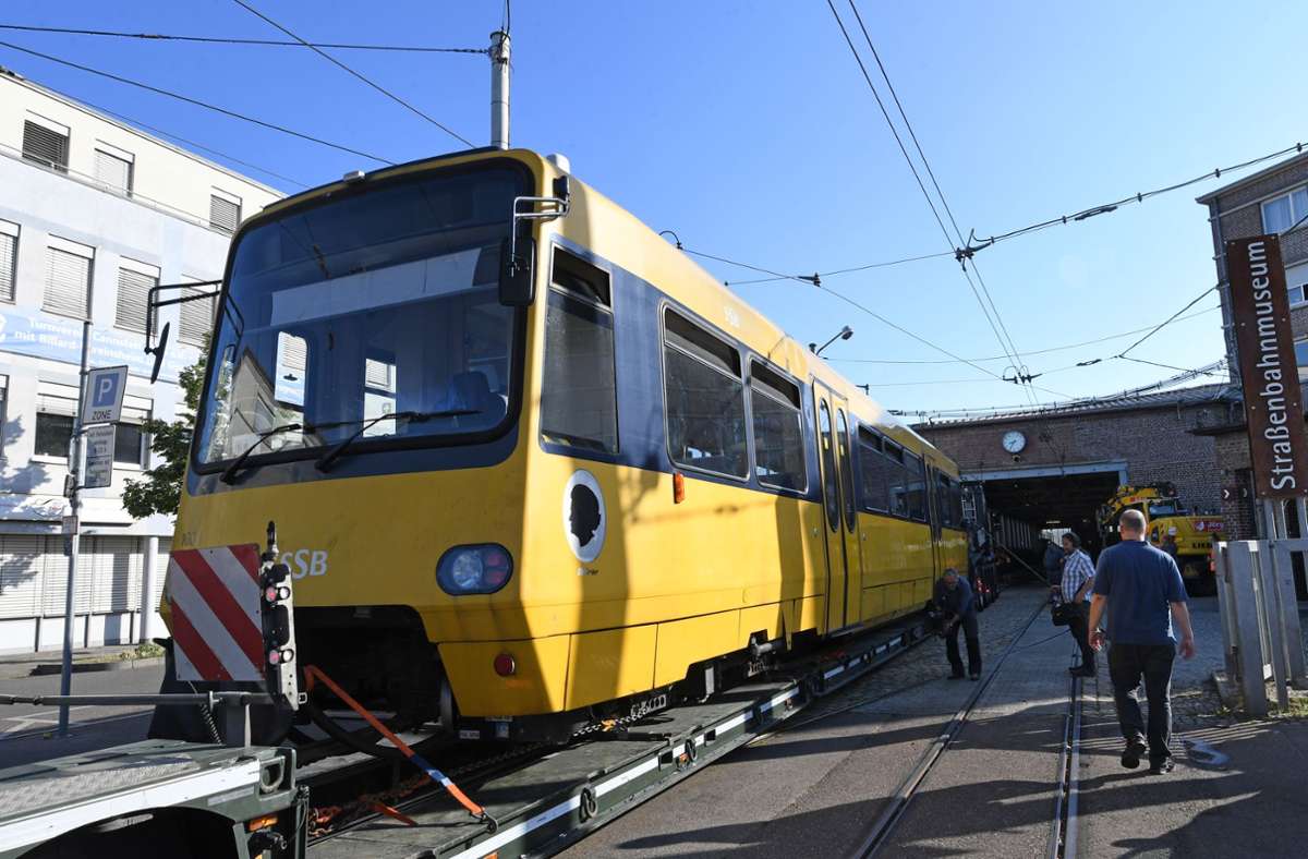 Ein Spezialtransporter hat die Zahnradbahn nach Bad Cannstatt gebracht.