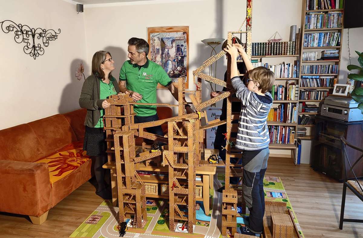 Sandra und Guido Niemeyer bauen mit ihren Söhnen Fabian (vorne rechts) und Marvin einen großen Turm mit Rampen.