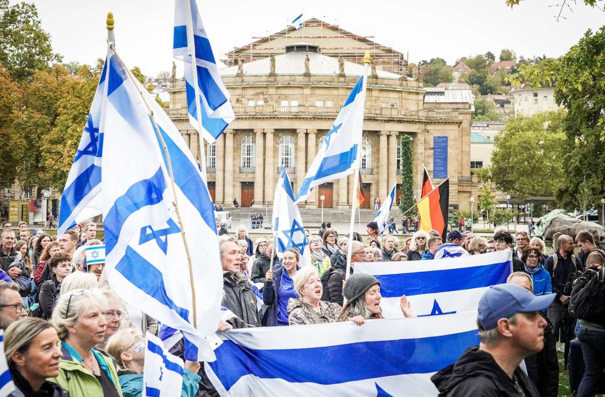 Demo in Stuttgart: Teilnehmer zeigen Solidarität mit Israel
