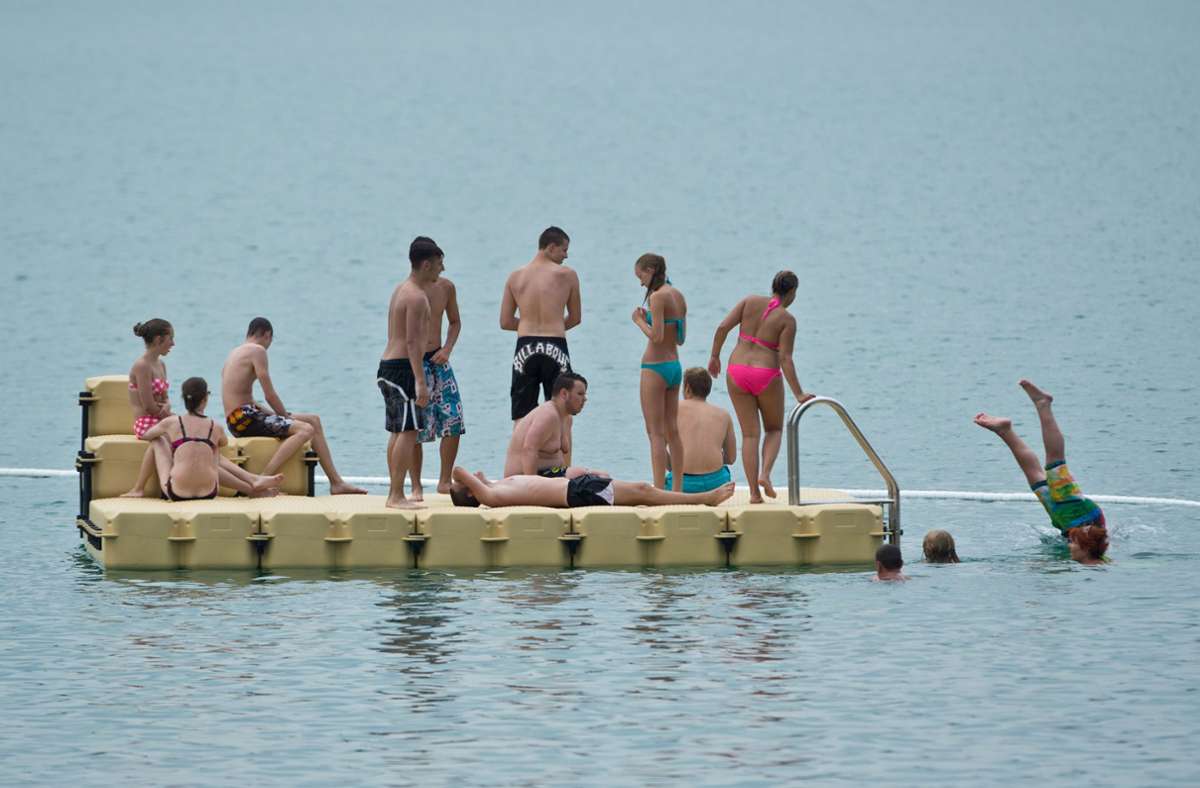 Wegen Hitze droht Ansturm: Minister Lucha würde überfüllte Badeseen schließen