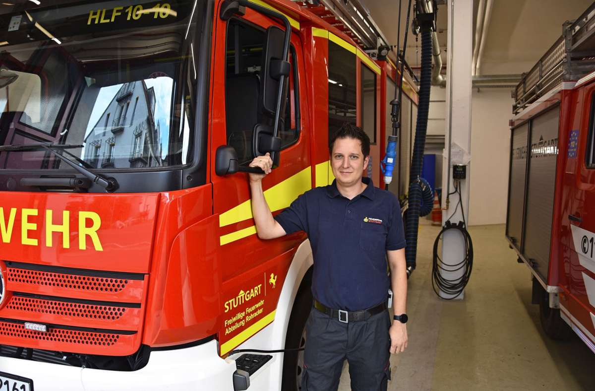 Matthias Neef, der Kommandant der Freiwilligen Feuerwehr Rohracker steht stolz am neuen, hochmodernen Einsatzfahrzeug.