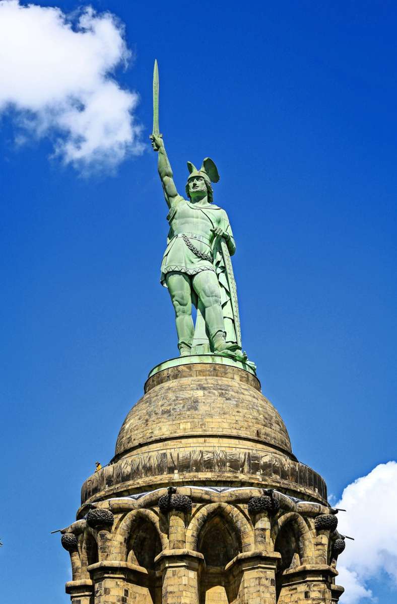 Die 53,44 Meter hohe Hermann-Kolossalstatue (bis zur Erbauung der New Yorker Freiheitsstatue 1886 die höchste Statue der westlichen Welt) auf dem Gebiet der Stadt Detmold und die zu Horn gehö­rende markante Sandstein-Felsformation sollten nicht nur Geschichtsfreaks gesehen haben.