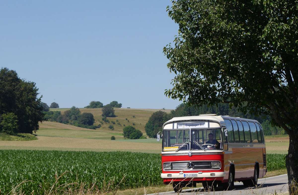 Mercedes-Bus – der Sonnenalb-Express – auf der Schwäbischen Alb.