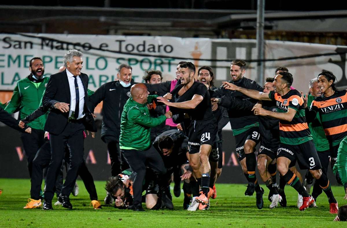 Der Moment der Entscheidung: Durch den 1:1-Ausgleichstreffer in der Nachspielzeit stieg Venedig nach 19 Jahren wieder in die Serie A auf. Mittendrin: Cristian Molinaro (2.v.r.).