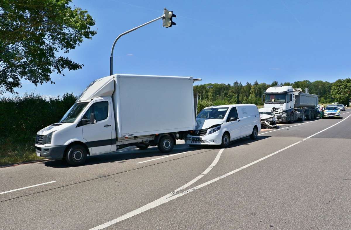 Der Fahrer eines  schweren Lastwagens hat mutmaßlich übersehen, dass Autos an einer roten Ampel angehalten hatten. Foto: KS-Images.de / Karsten Schmalz/Karsten Schmalz