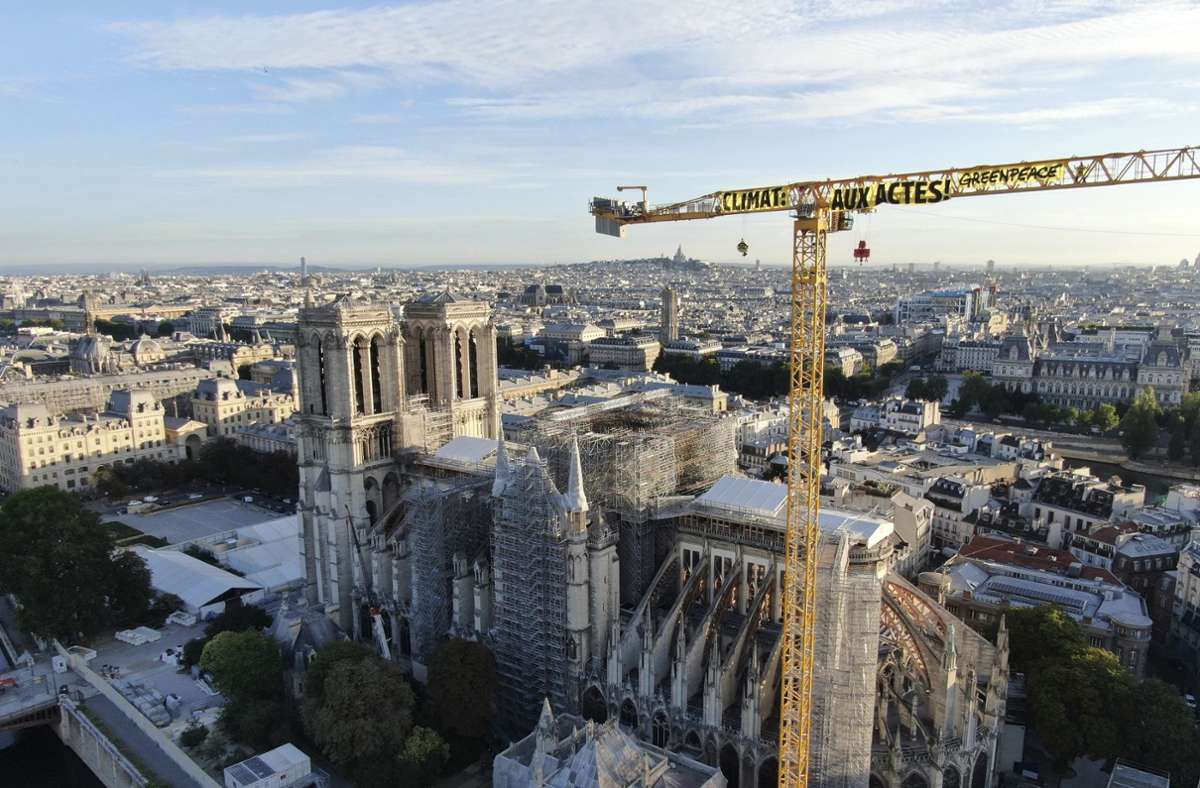 Greenpeace-Aktion in Frankreich: Aktivisten klettern auf Kran an Notre-Dame-Baustelle