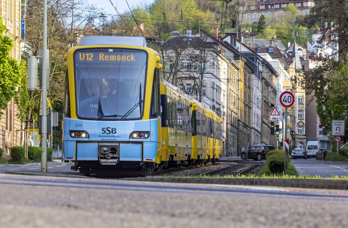 Stadtbahn in Stuttgart: Mann schlägt Fahrscheinkontrolleur – Polizei sucht Zeugen