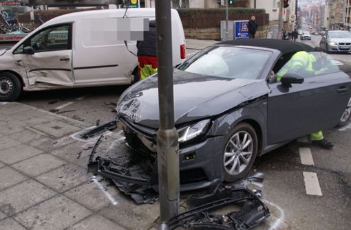 Der Fahrer des VW Caddy wurde schwer verletzt. Foto: 7aktuell.de/Andreas Werner/7aktuell.de | Andreas Werner