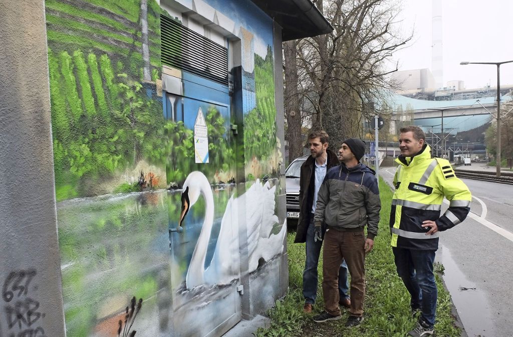 Stuttgarter Netze lässt derzeit die Einrichtung von einem Künstler  beim Viadukt verschönern: Malerei auf Umspannwerk in Münster