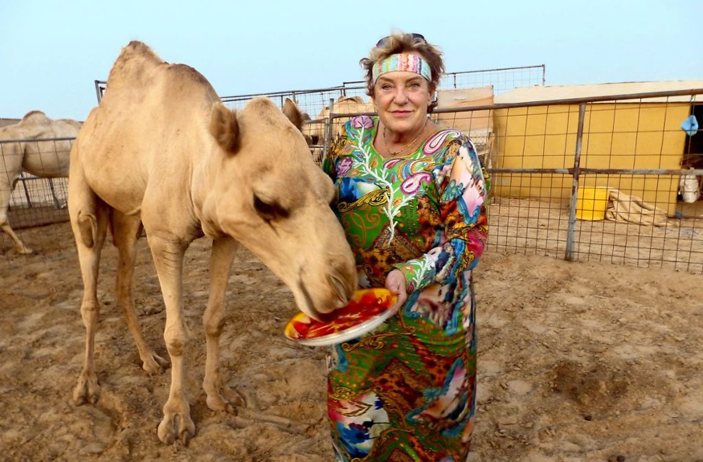 Kamel-Uschi in der Wüste von Dubai: Die Schwäbin, die lieber Kamele küsst