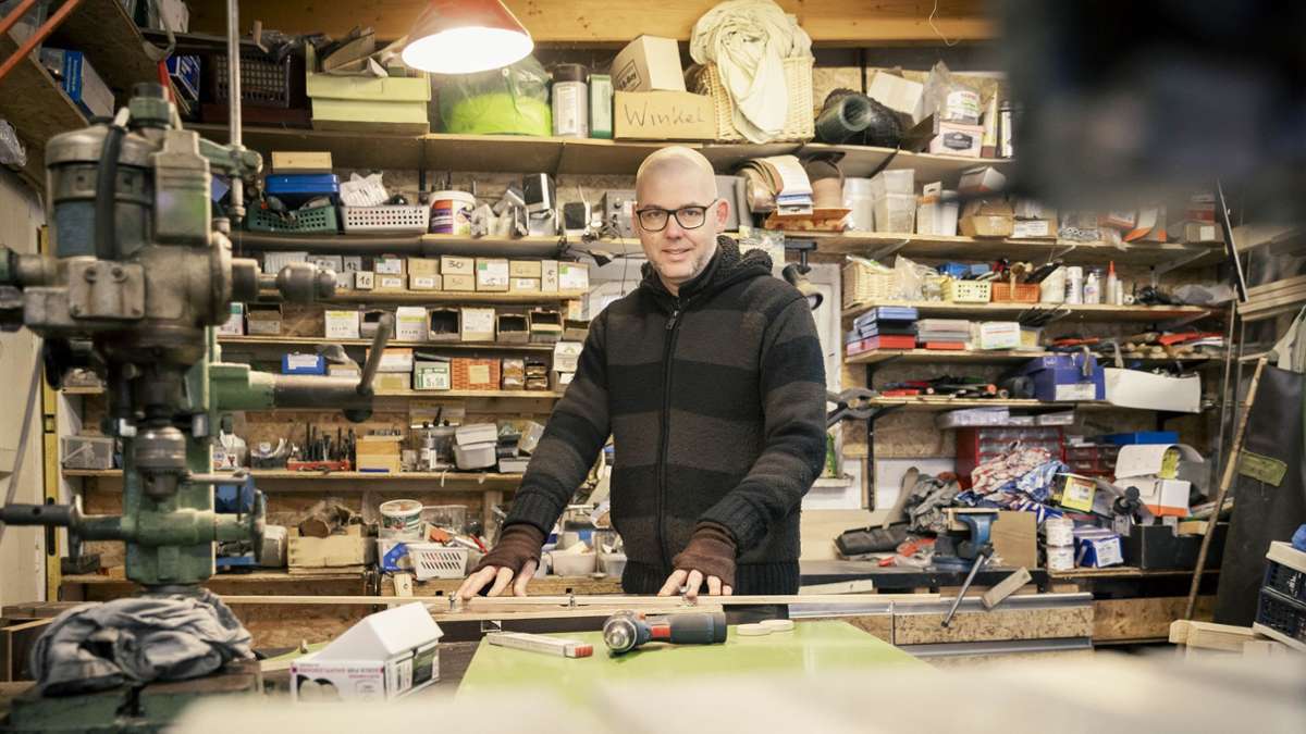 Bernd Kazenwadel hat die Ideen für die Holzspiele und   baut sie in seiner zur Werkstatt umgebauten Garage komplett selbst. Unterstützung gibt es von der Frau und den Kindern.