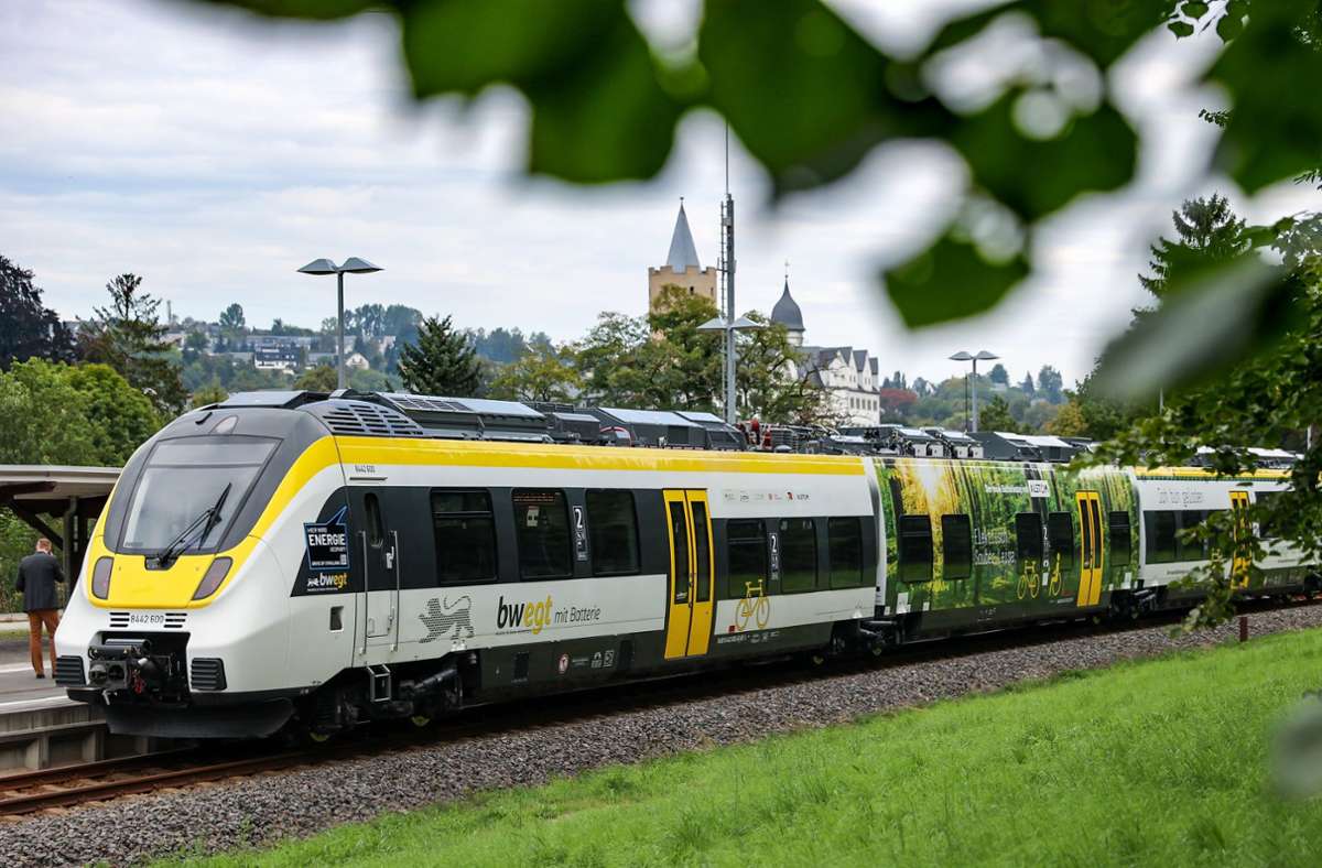 Der von Alstom produzierte Batteriezug wird in Baden-Württemberg und Bayern im Fahrgastbetrieb auf unterschiedlichen Strecken getestet. Foto: dpa/Jan Woitas