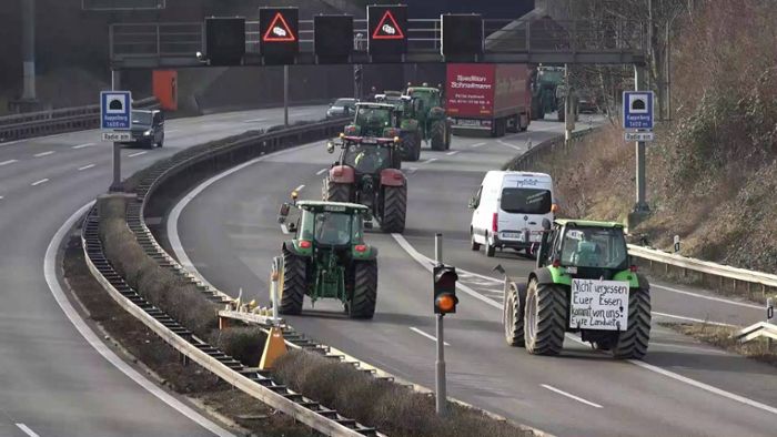 Landwirte blockieren A81 mit etwa 200 Traktoren
