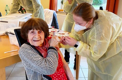 Viele Pflegeheimbewohner wie diese Frau freut sich über die Impfung. Foto: dpa/Marcus Braun