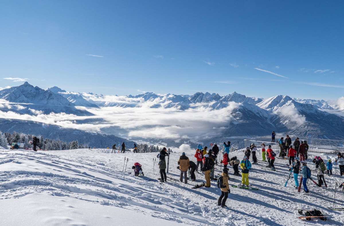 Stand jetzt kann  man in der gesamten Alpenregion Skifahren. In Deutschland, Österreich und Italien gilt die 3G-Regel (getestet, genesen oder geimpft) sowie die Maskenpflicht in Seilbahnen. In der Schweiz reicht bislang eine Maske aus, Tests sind nicht nötig.
