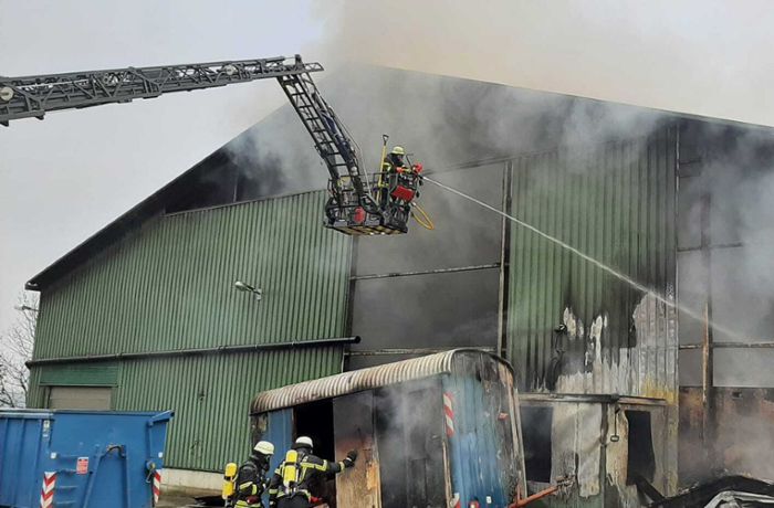 Feuerwehreinsatz in Pforzheim: Halle auf Mülldeponie steht in Flammen