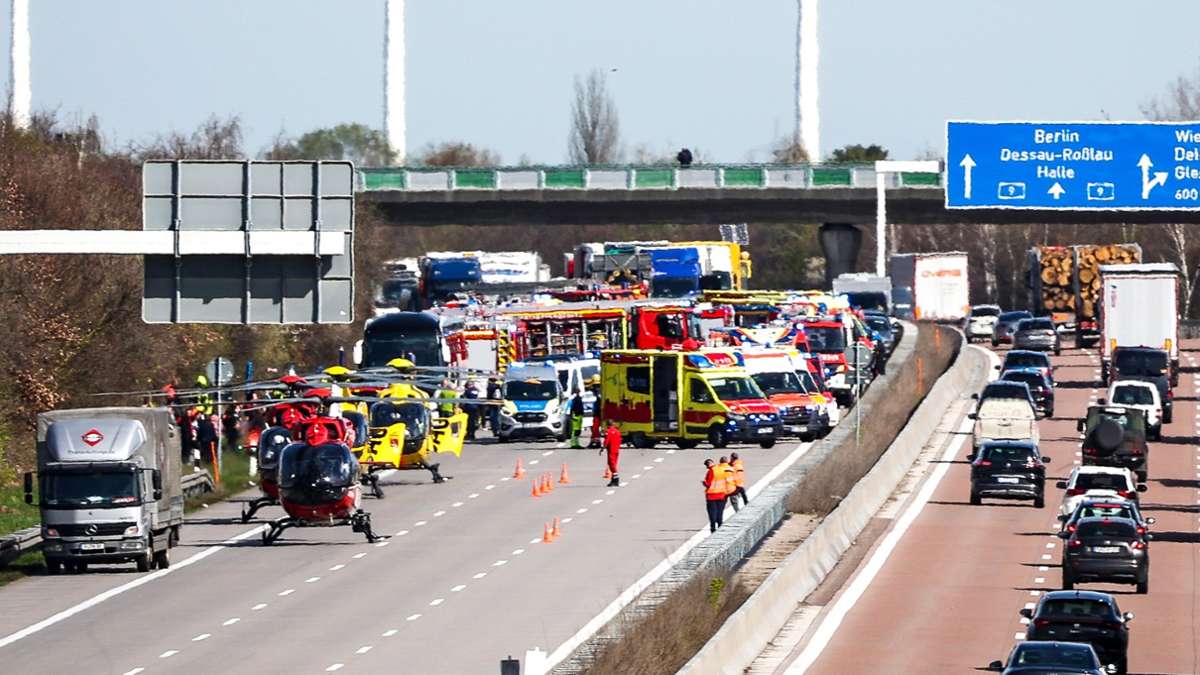 Busunglück auf A9 bei Leipzig: Vier Tote und mehr als 20 Verletzte – Fahrer nicht unter den Todesopfern