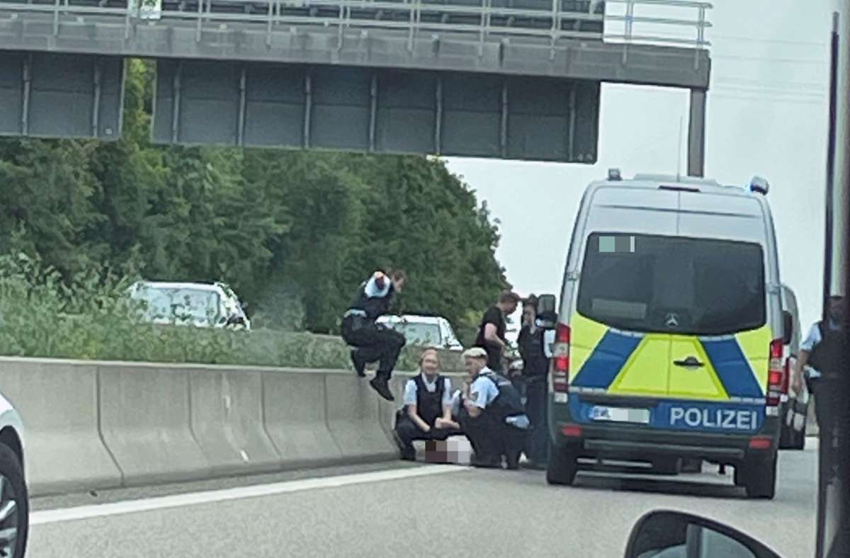 Verfolgung auf der A 8 Stuttgart: Frau auf Überholspur der Autobahn überwältigt