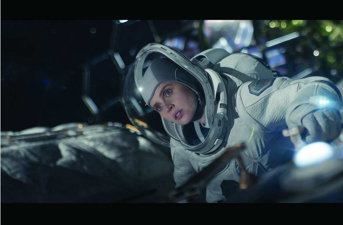 Felicity Jones als Astronautin bei der lebensgefährlichen Tätigkeit, die   gerne euphemistisch „Weltraumspaziergang“ genannt wird