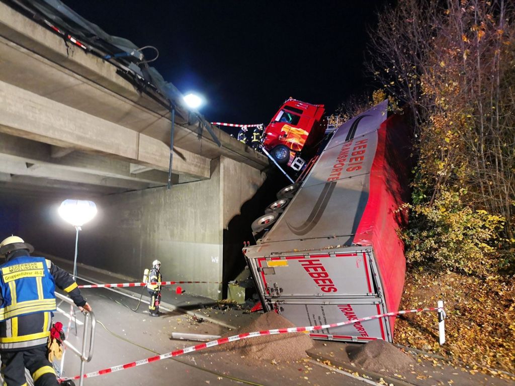 Acht Kilometer Stau: Lastwagen rutscht bei Ludwigsburg Böschung hinab