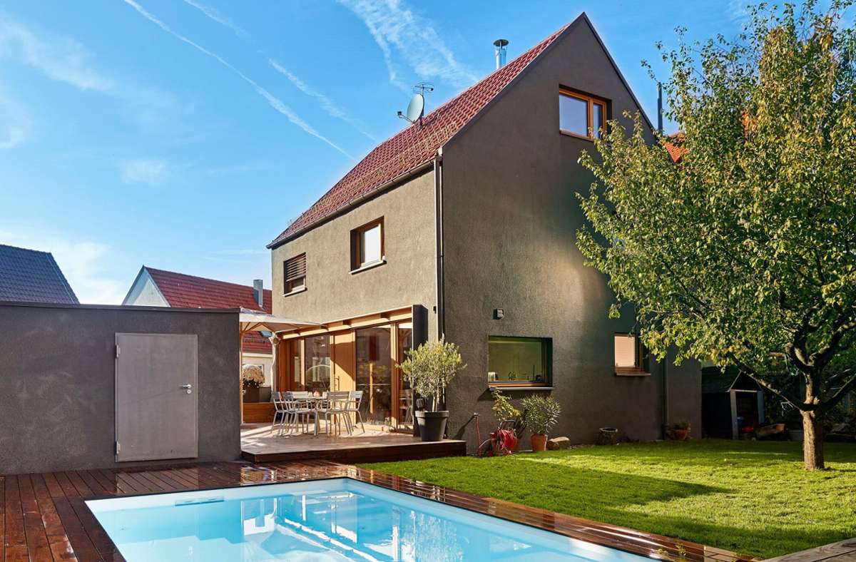 Das 140-Quadratmeter-Haus  aus den 1930er Jahren in Stuttgart wurde von den Architekten Katrin und Thilo Holzer saniert. Seit  Kurzem gibt’s  auch noch einen  Pool im Garten  für die vierköpfige Familie.