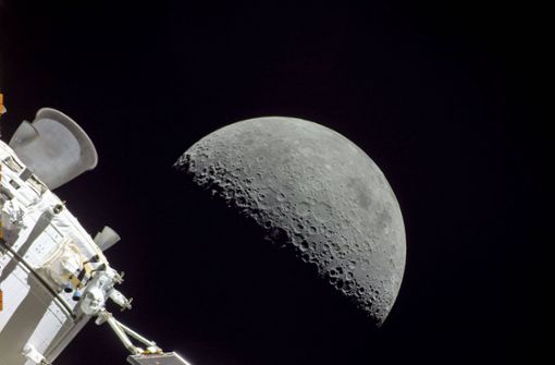 Foto der Artemis I mit dem Mond im Hintergrund: An der Universität Stuttgart werden angehenden Raumfahrern die technischen Grundlagen gelehrt. (Symbolbild) Foto: IMAGO/Cover-Images