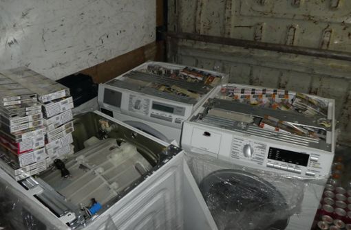 Die Zigaretten waren in drei Waschmaschinen versteckt. Foto: Hauptzollamt Ulm