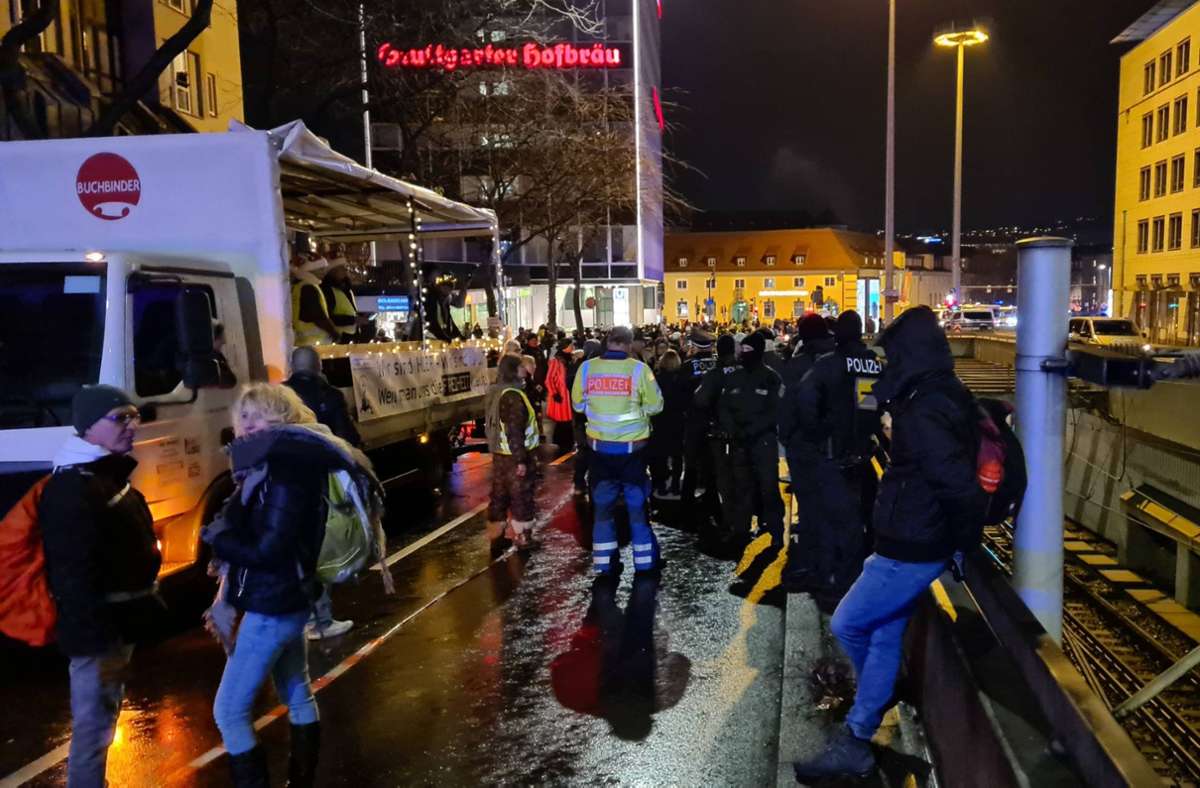 Proteste in Stuttgart: Polizei löst Demo aufgrund von Corona-Verstößen auf