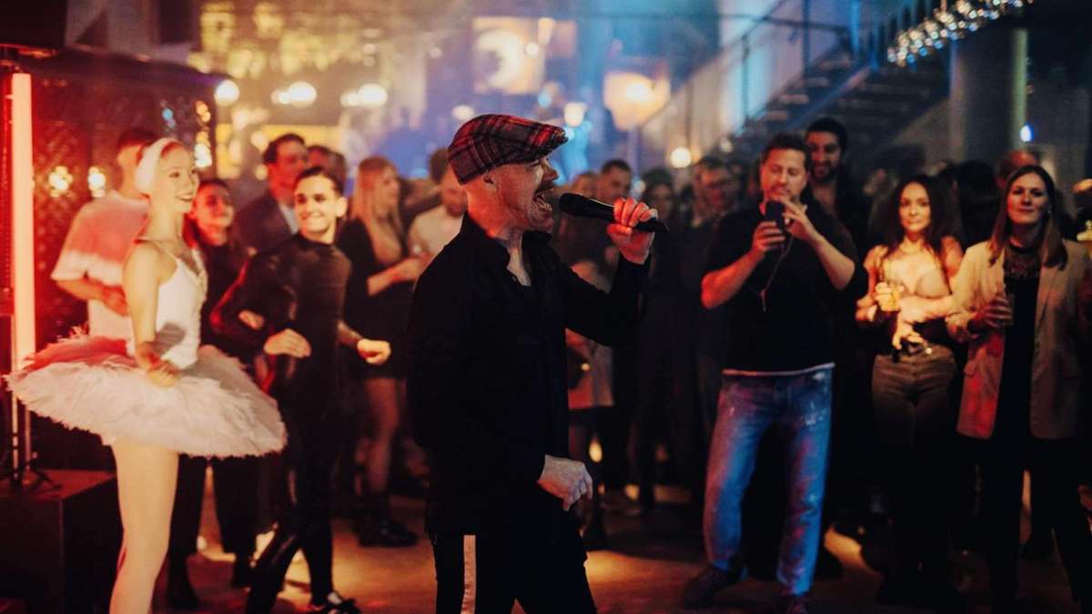 Der US-amerikanische Soulsänger Peyton singt zur Opening-Party in der Ruby Hanna Bar.