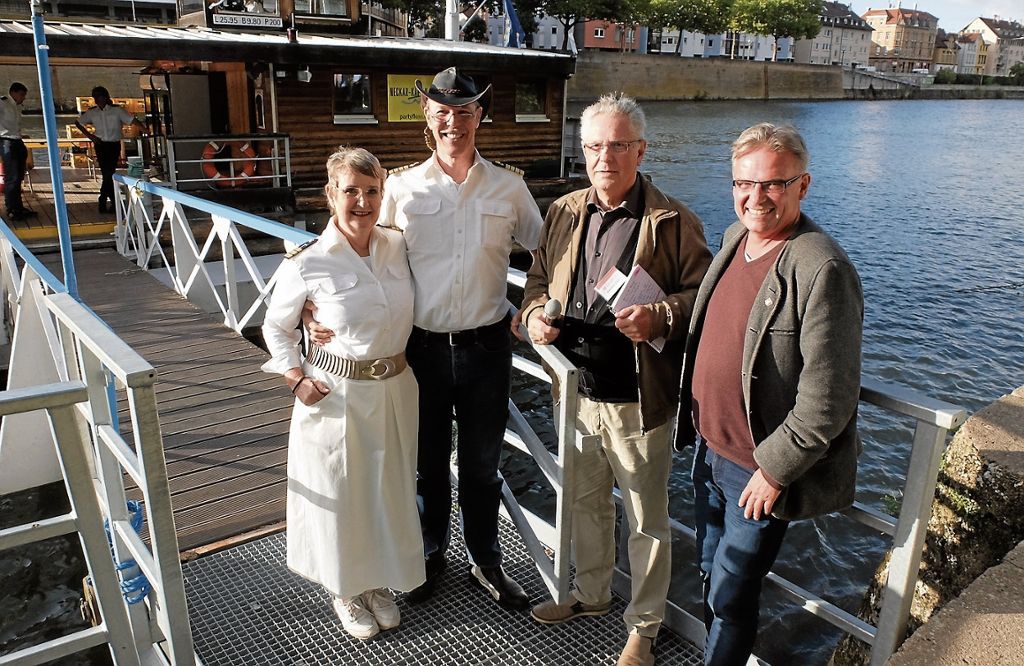 BAD CANNSTATT:  Initiative Kulturnetz weihte gestern die neue Schiffsmeile am Ufer bei der Wilhelmsbrücke ein: Schiff ahoi beim Schaufenster Kultur