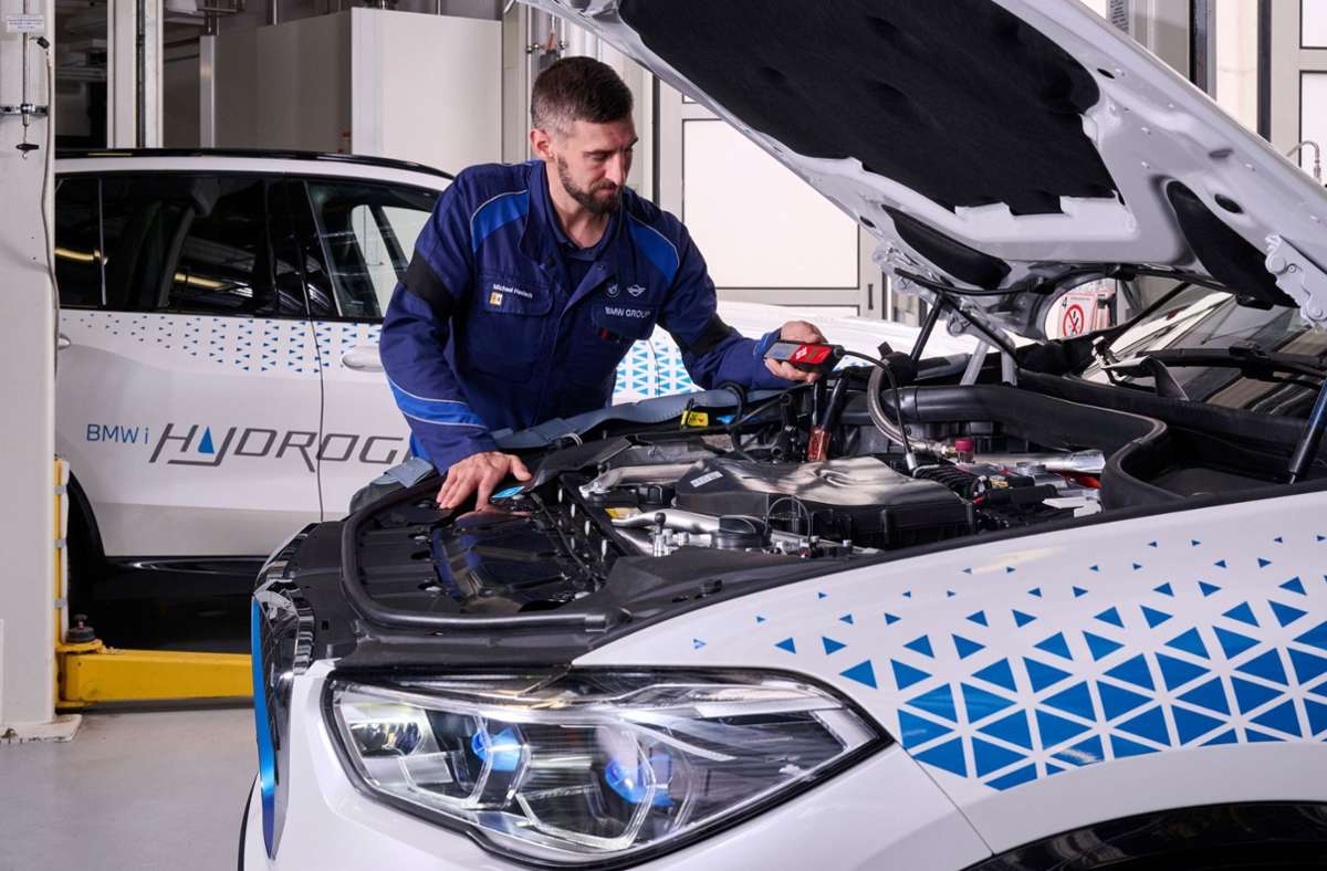 BMW will sich verschiedene Standbeine sichern – und baut eine Kleinserie von Pkw mit Brennstoffzellenantrieb. Mercedes-Benz hat sich von dieser Technik nach jahrelanger Entwicklungsarbeit in der Vergangenheit verabschiedet und sieht die Zukunft für Pkw im batterie-elektrischen Antrieb.