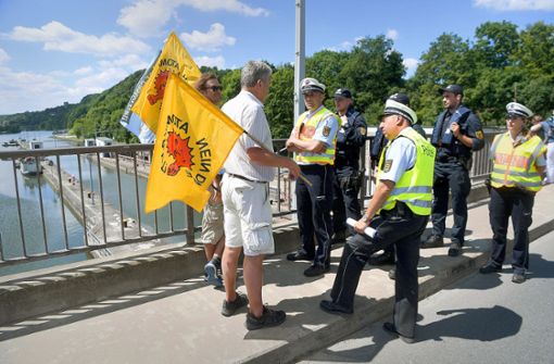 Atomkraft-Gegner diskutieren im Juni 2017 mit der Polizei, als ein Castor-Transport auf dem Neckar von Obrigheim nach Neckarwestheim abgewickelt wird. Foto: dpa/Marijan Murat)