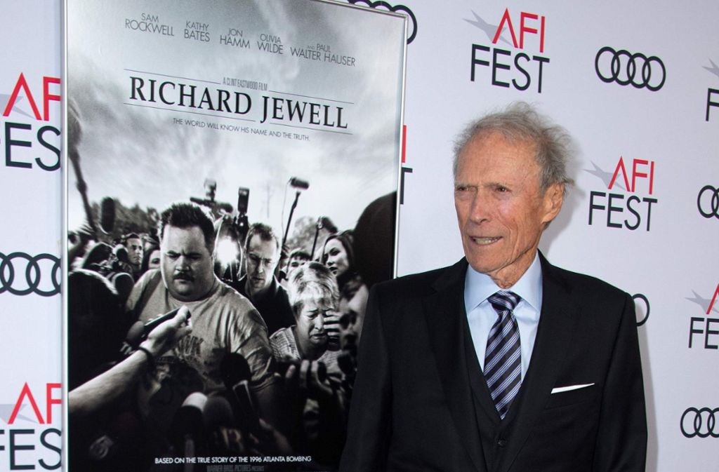 Clint Eastwood steht vor dem Plakat seines neuen Filmes „Richard Jewell“.