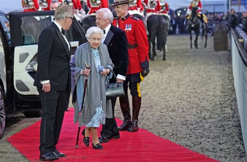 Die Queen kam mit Stock, aber sie kam – trotz gesundheitlicher Probleme. Foto: dpa/Steve Parsons